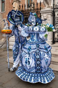 Die Kostümierten des venezianischen Karnevals vor dem Arsenale von Venedig.