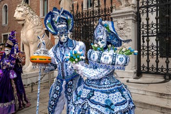 Die Kostümierten des venezianischen Karnevals vor dem Arsenale von Venedig.