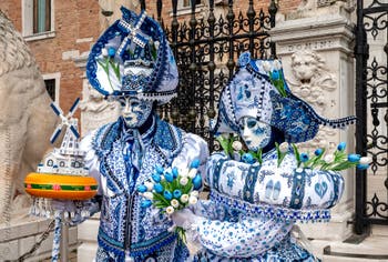 Die Kostümierten des venezianischen Karnevals vor dem Arsenale von Venedig.