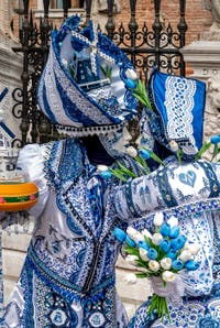 Die Kostümierten des venezianischen Karnevals vor dem Arsenale von Venedig.