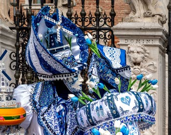 Die Kostümierten des venezianischen Karnevals vor dem Arsenale von Venedig.