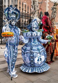 Die Kostümierten des venezianischen Karnevals vor dem Arsenale von Venedig.