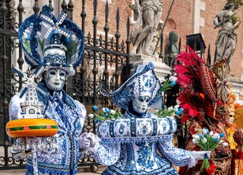 Die Kostümierten des venezianischen Karnevals vor dem Arsenale von Venedig.