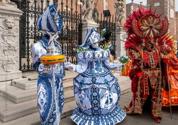 Die Kostümierten des venezianischen Karnevals vor dem Arsenale von Venedig.