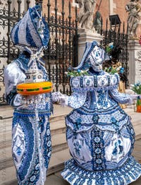 Die Kostümierten des venezianischen Karnevals vor dem Arsenale von Venedig.