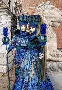 Die Kostümierten des venezianischen Karnevals vor dem Arsenale von Venedig.