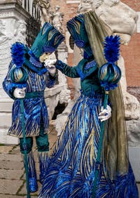 Die Kostümierten des venezianischen Karnevals vor dem Arsenale von Venedig.