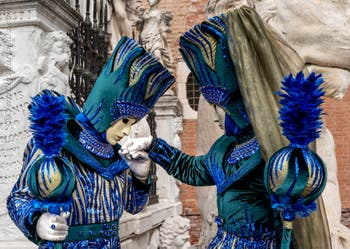 Die Kostümierten des venezianischen Karnevals vor dem Arsenale von Venedig.