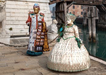 Die Kostümierten des venezianischen Karnevals vor dem Arsenale von Venedig.