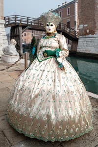 Die Kostümierten des venezianischen Karnevals vor dem Arsenale von Venedig.