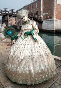 Die Kostümierten des venezianischen Karnevals vor dem Arsenale von Venedig.