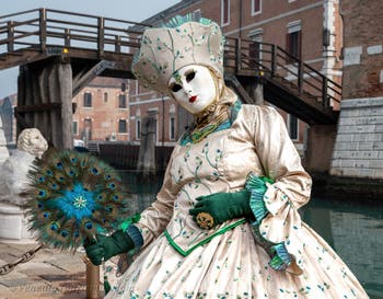 Die Kostümierten des venezianischen Karnevals vor dem Arsenale von Venedig.