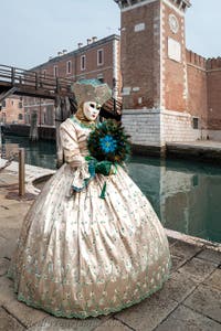 Die Kostümierten des venezianischen Karnevals vor dem Arsenale von Venedig.