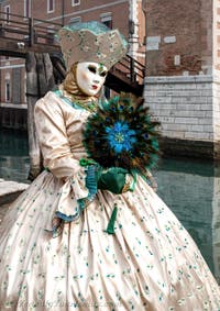 Die Kostümierten des venezianischen Karnevals vor dem Arsenale von Venedig.