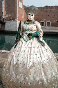 Die Kostümierten des venezianischen Karnevals vor dem Arsenale von Venedig.