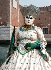 Die Kostümierten des venezianischen Karnevals vor dem Arsenale von Venedig.