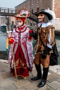 Die Kostümierten des venezianischen Karnevals vor dem Arsenale von Venedig.