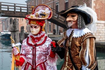 Die Kostümierten des venezianischen Karnevals vor dem Arsenal von Venedig.