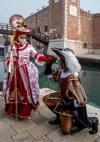 Die Kostümierten des venezianischen Karnevals vor dem Arsenale von Venedig.