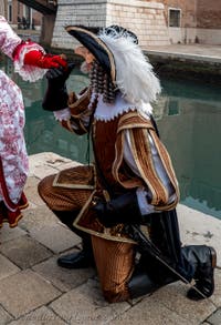 Die Kostümierten des venezianischen Karnevals vor dem Arsenale von Venedig.