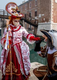 Die Kostümierten des venezianischen Karnevals vor dem Arsenale von Venedig.