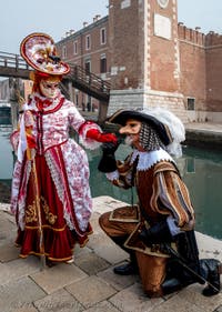 Die Kostümierten des venezianischen Karnevals vor dem Arsenale von Venedig.