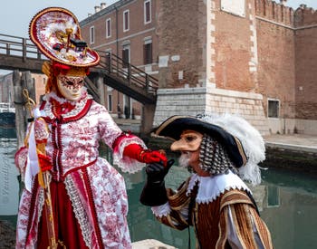 Die Kostümierten des venezianischen Karnevals vor dem Arsenale von Venedig.