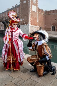 Die Kostümierten des venezianischen Karnevals vor dem Arsenale von Venedig.