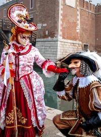 Die Kostümierten des venezianischen Karnevals vor dem Arsenale von Venedig.