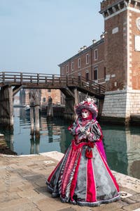 Die Kostümierten des venezianischen Karnevals vor dem Arsenale von Venedig.