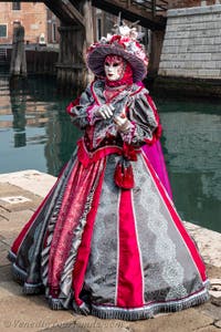 Die Kostümierten des venezianischen Karnevals vor dem Arsenale von Venedig.