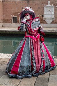 Die Kostümierten des venezianischen Karnevals vor dem Arsenale von Venedig.