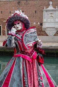 Die Kostümierten des venezianischen Karnevals vor dem Arsenale von Venedig.