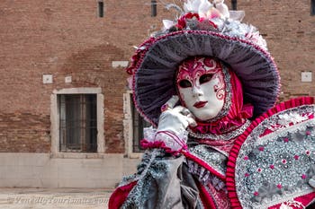 Die Kostümierten des venezianischen Karnevals vor dem Arsenale von Venedig.