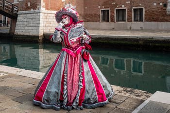 Die Kostümierten des venezianischen Karnevals vor dem Arsenale von Venedig.