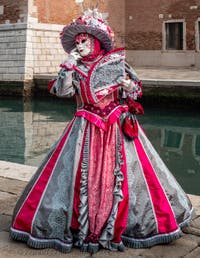 Die Kostümierten des venezianischen Karnevals vor dem Arsenale von Venedig.