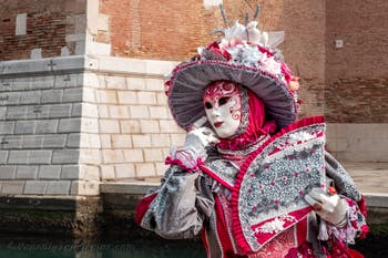 Die Kostümierten des venezianischen Karnevals vor dem Arsenale von Venedig.