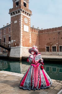 Die Kostümierten des venezianischen Karnevals vor dem Arsenale von Venedig.