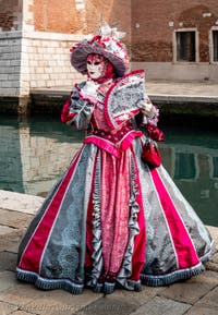 Die Kostümierten des venezianischen Karnevals vor dem Arsenale von Venedig.