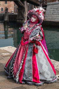 Die Kostümierten des venezianischen Karnevals vor dem Arsenale von Venedig.