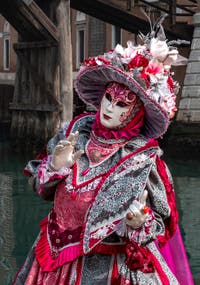 Die Kostümierten des venezianischen Karnevals vor dem Arsenale von Venedig.