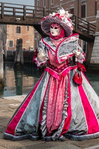 Die Kostümierten des venezianischen Karnevals vor dem Arsenale von Venedig.