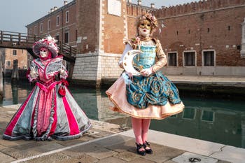 Die Kostümierten des venezianischen Karnevals vor dem Arsenal von Venedig.