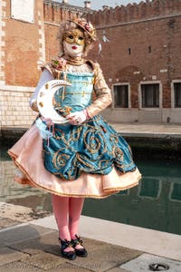 Die Kostümierten des venezianischen Karnevals vor dem Arsenale von Venedig.