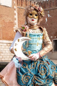 Die Kostümierten des venezianischen Karnevals vor dem Arsenale von Venedig.