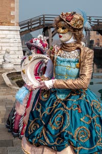 Die Kostümierten des venezianischen Karnevals vor dem Arsenale von Venedig.