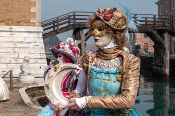 Die Kostümierten des venezianischen Karnevals vor dem Arsenale von Venedig.