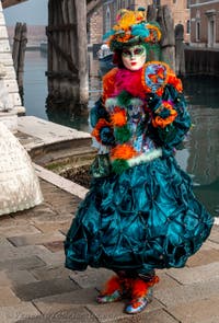 Die Kostümierten des venezianischen Karnevals vor dem Arsenale von Venedig.