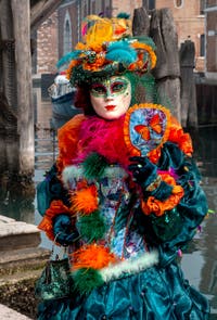 Die Kostümierten des venezianischen Karnevals vor dem Arsenale von Venedig.