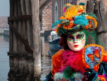 Die Kostümierten des venezianischen Karnevals vor dem Arsenale von Venedig.